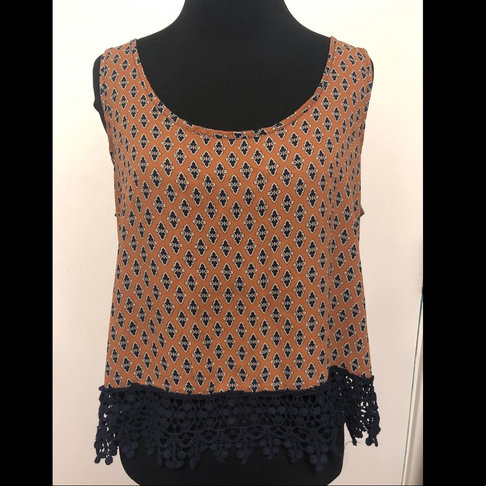 ⭐️Soprano taupe and navy cropped fringe top⭐️